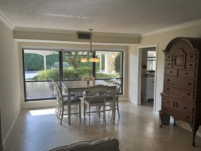 Área de comedor - 14 Turtle Creek Dr