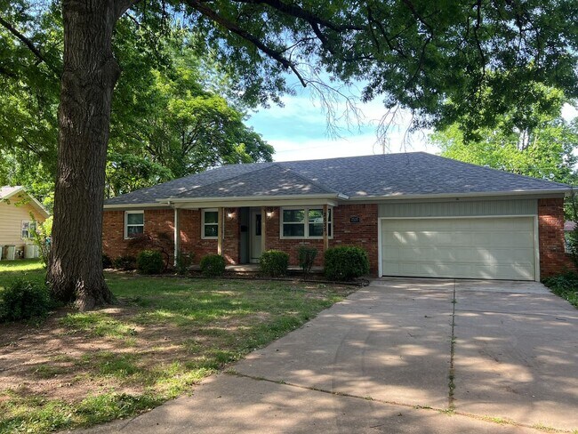 Foto del edificio - Recently Remodeled 3 Bed / 2 Bath near Mercy Hospital