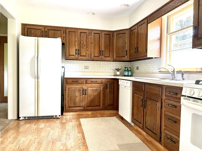 Building Photo - 4633 Oakwood Ave