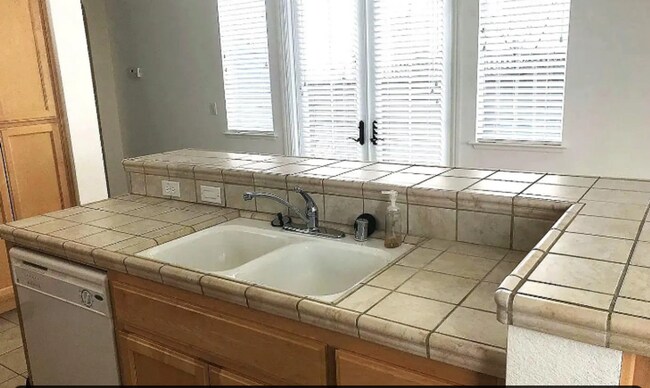 Building Photo - 3 Bedroom, 2.5 Bathroom Home – Redbridge G...