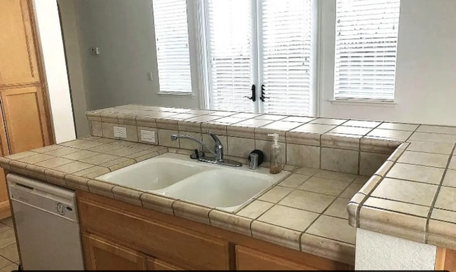 Foto del edificio - 3 Bedroom, 2.5 Bathroom Home – Redbridge G...