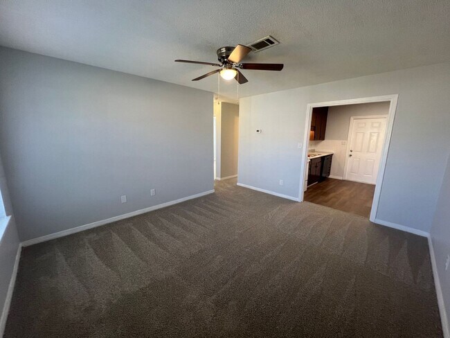 Foto del edificio - Pensacola - 2 Bedroom, 1 Bathroom - lawn care included