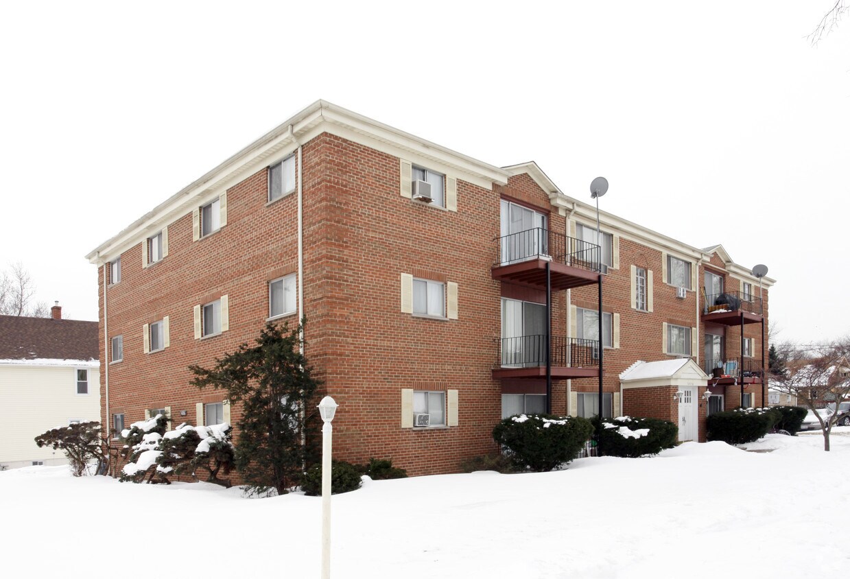 Primary Photo - 1026 S Des Plaines River Rd