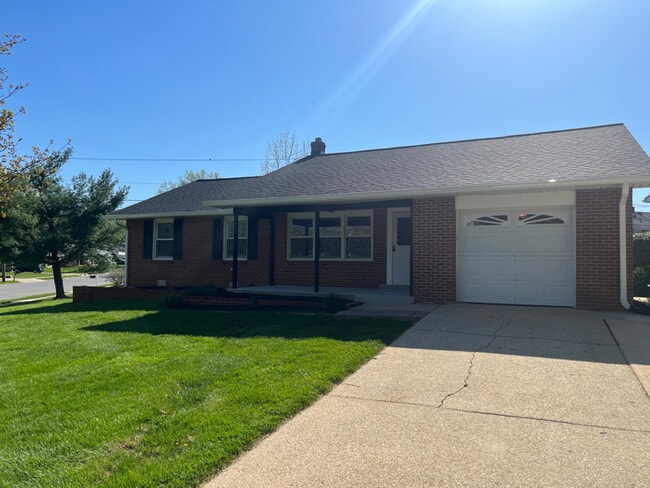 Building Photo - 2700 Barnsley Rd