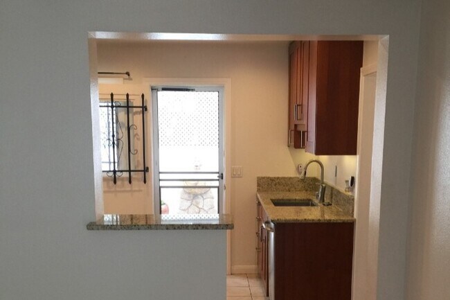 Foto del edificio - 1236 N Fuller Ave