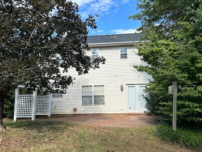 Foto del edificio - COMING SOON! N Greensboro, 4/2.5 home off of N Church St near Lake Jeanette & I-840