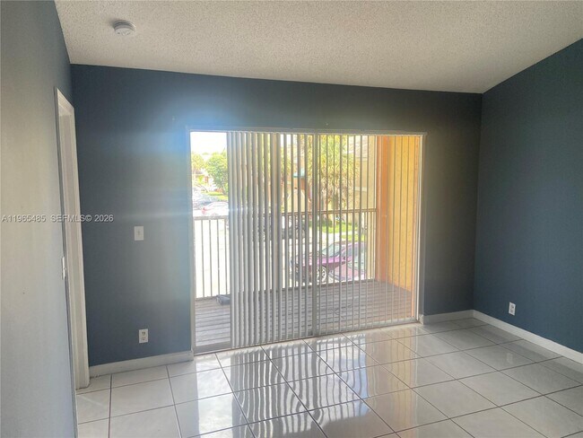 Foto del edificio - 2421 NW 56th Ave