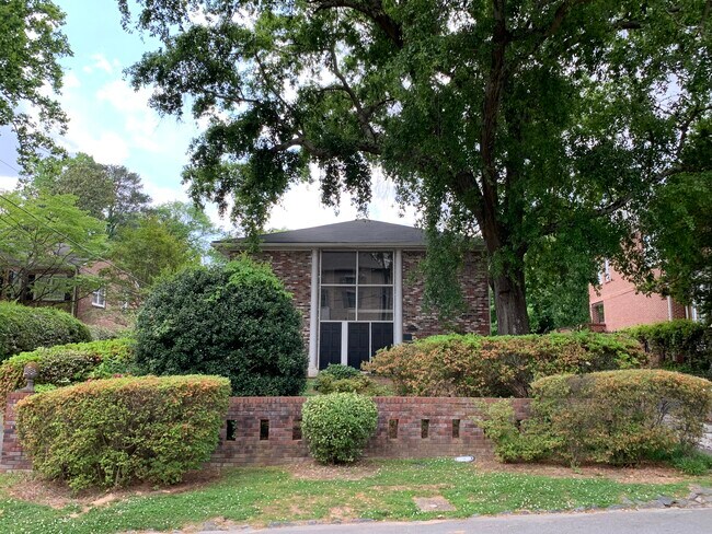 FRONT OF BUILDING - 3668 Kingsboro Rd NE