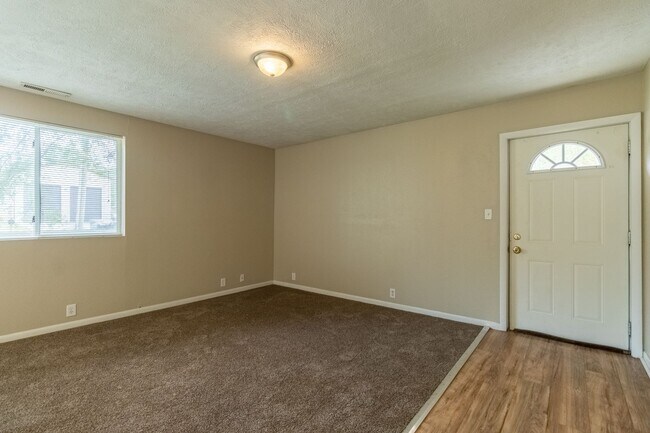 Foto del edificio - **$500 Move In Credit - SHORT TERM LEASE O...