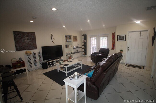Building Photo - 9023 SW 113th Pl Cir W