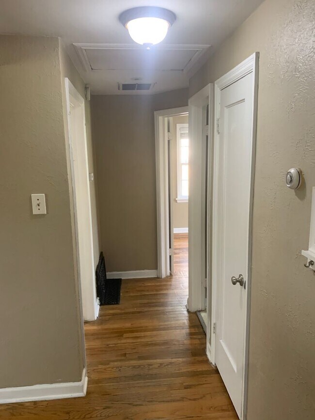 Building Photo - Quaint 2 Bedroom Duplex in the Highlands!!!