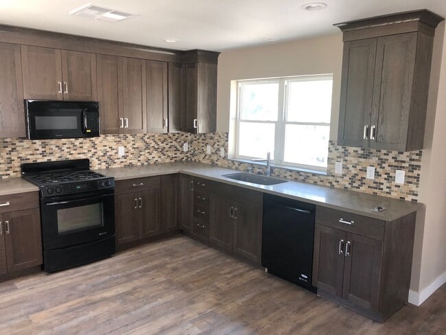 Building Photo - Thomas Cross