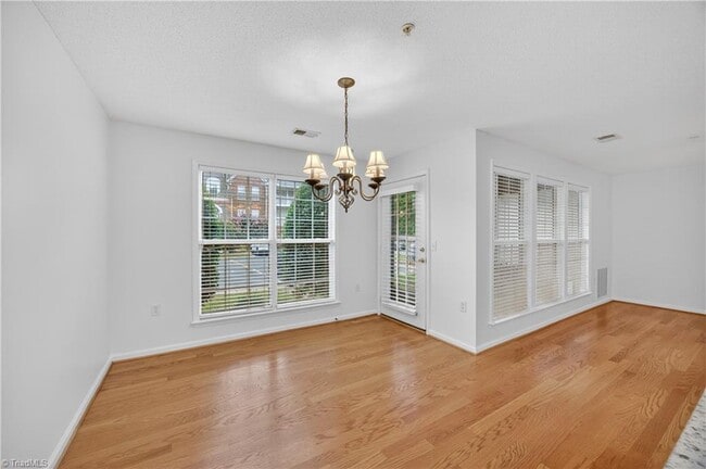 Foto del edificio - 2221 Delaney Dr