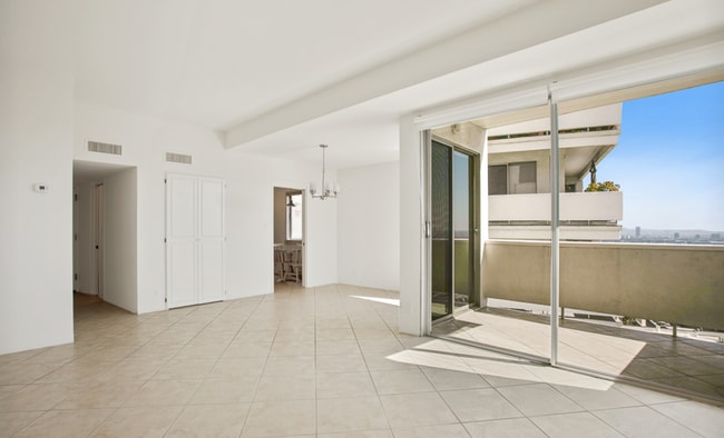 Building Photo - 7250 Franklin Ave