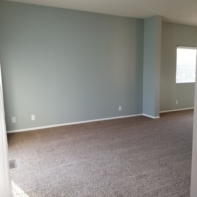 Building Photo - 4 Bedroom Millard Home!