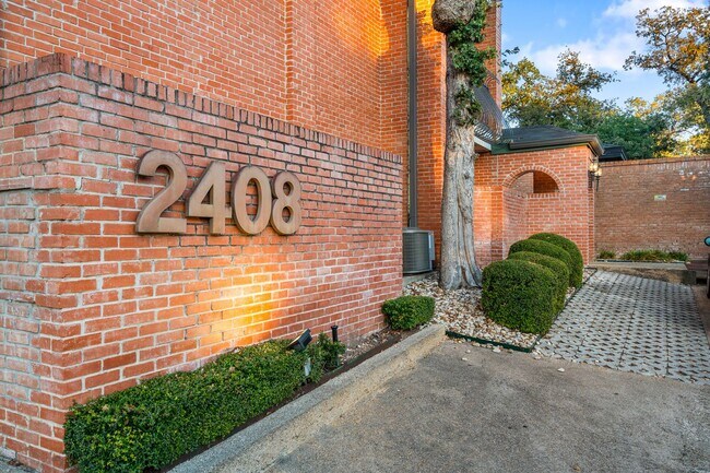 Foto del edificio - 2408 Enfield