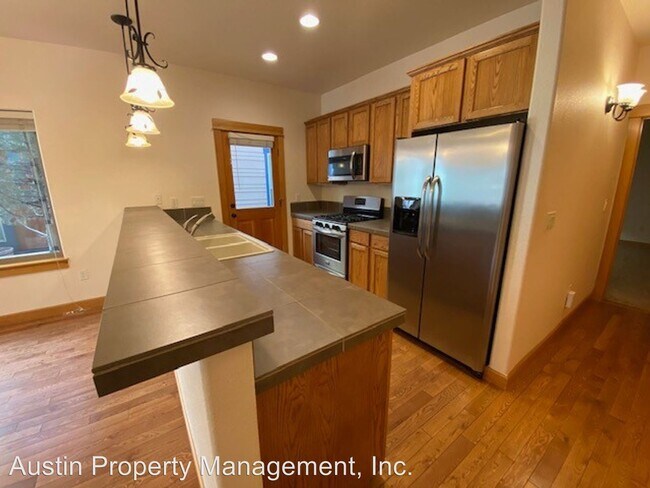 Building Photo - 3 br, 2.5 bath House - 324 W. Washington Ave.