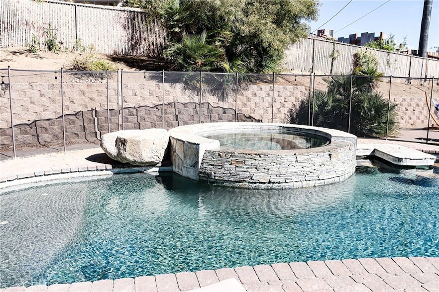 Foto principal - 7525 Whitney Ave