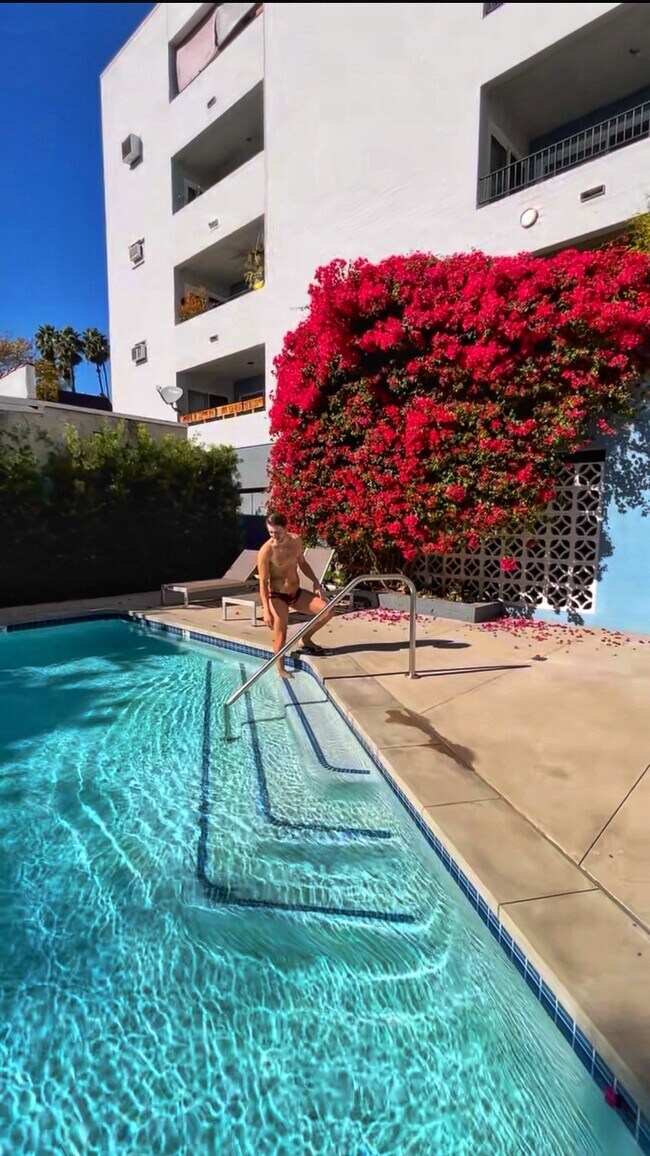 Foto del edificio - 7560 Hollywood Blvd