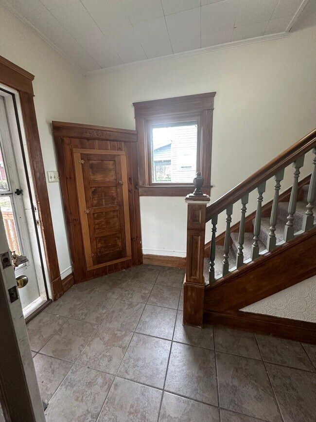 Building Photo - Four bedroom Single Family home with Back ...