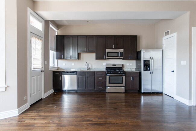 Foto del edificio - 1525 W Addison St