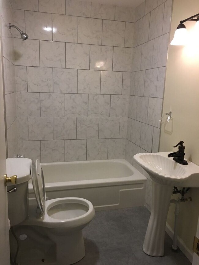 Building Photo - Newly renovated 2 Bedroom Home