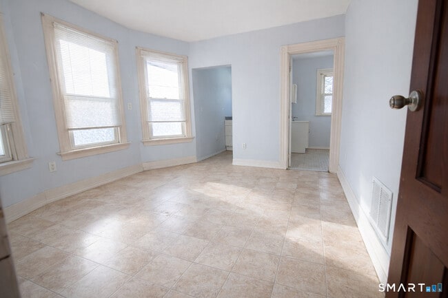 Foto del edificio - 134 Gorham Ave