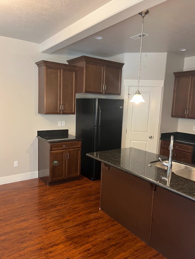 Building Photo - 3 Bedroom/2 Bathroom townhome in South Jordan