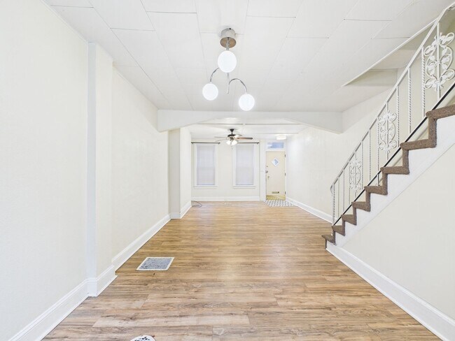 Foto del edificio - Spacious Three Bedroom Home in Franklintown!