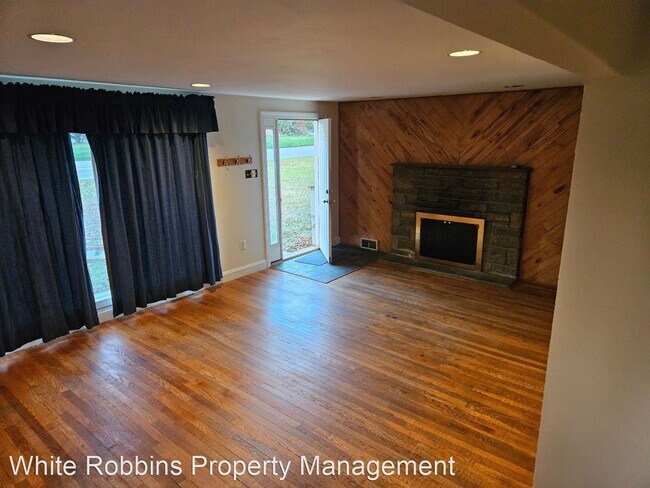 Building Photo - Studio, 2.5 bath House - 558 West Boot Road