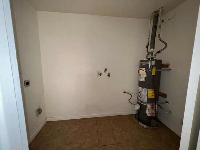 Building Photo - 728 W Moyer Ave