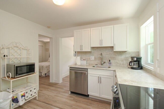 Building Photo - ** GORDON DRIVE FULLY REMODELED COTTAGE FO...