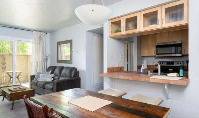 Foto del edificio - Beautiful Furnished Condo all utilites inc...