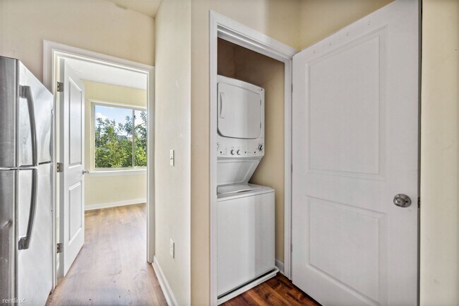 Building Photo - 2 br, 1 bath Triplex - 1624 FONTAIN ST Unit 2