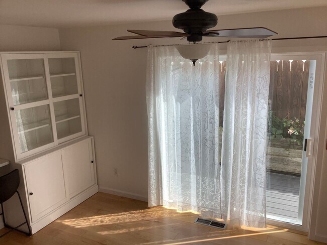 Foto del edificio - Updated 2 bedroom, 2 1/2 bathroom townhouse in downtown Sebastopol