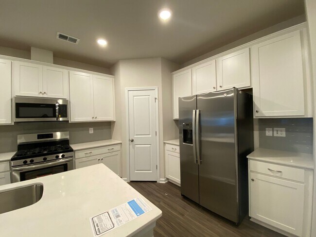 Foto del edificio - Room in 4 Bedroom Townhome at Canton Side Ave