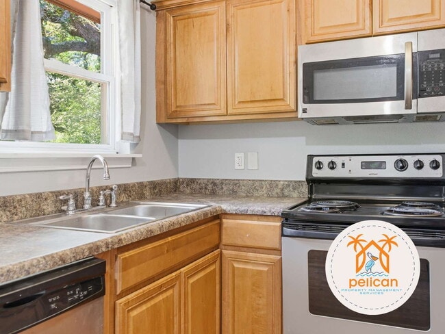 Building Photo - Spacious 4 Bedroom, 2 Bathroom Home