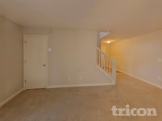 Building Photo - 7913 Four Oaks Ct