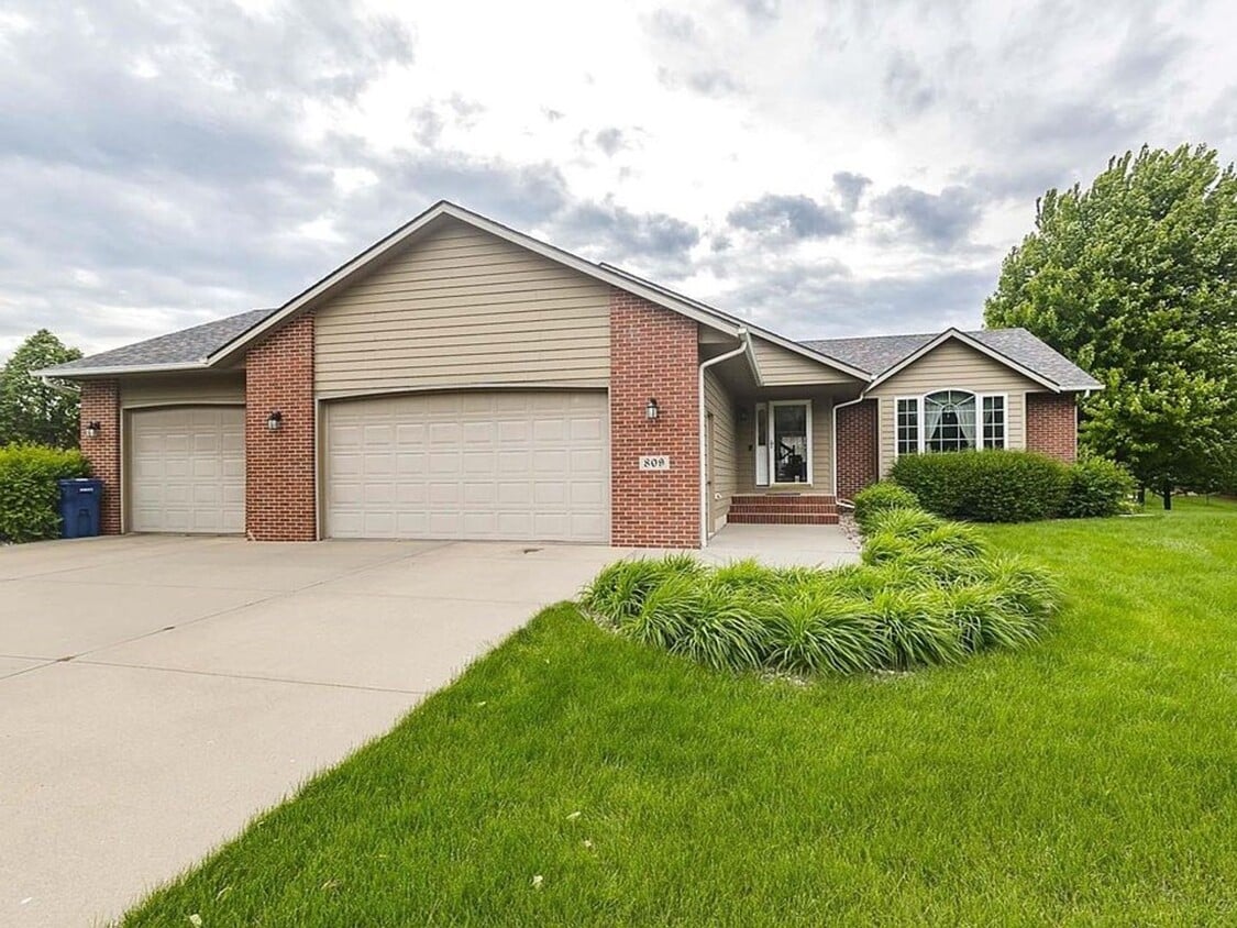 Foto principal - 5 Bedroom, 3 Bath Single Family Home