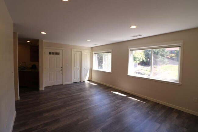 Foto del edificio - 2-bedroom, 1 bath, Upstairs Apartment in A...
