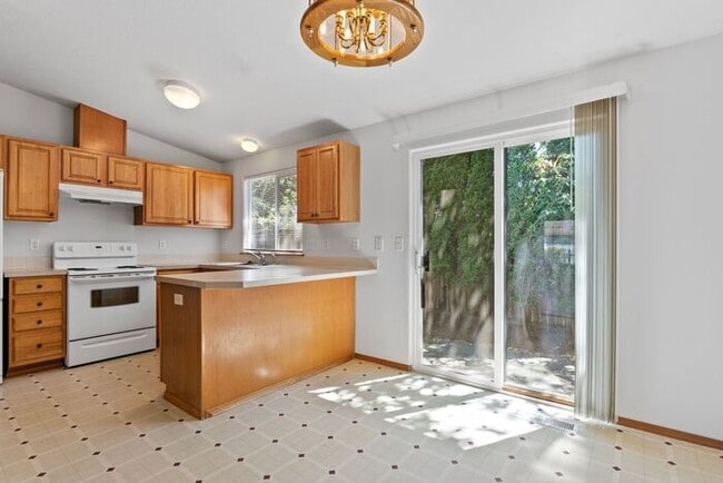 Building Photo - Secluded 3 bedroom 2 bath home close to Wo...