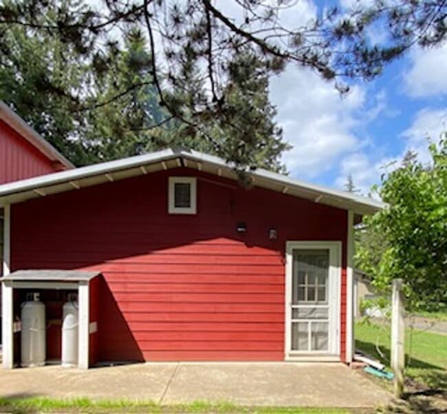 Building Photo - STATUS: AVAILABLE |R21| $1200 + $250 flat ...