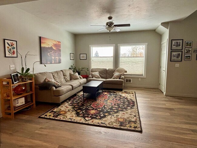 Foto del edificio - Victor - 4BR 3.5 Bath Townhouse Attached Garage