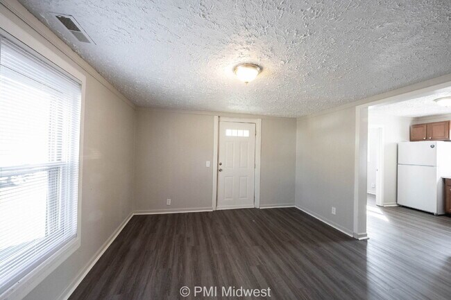 Foto del edificio - "Charming 2-Bed Apartment with 600 Sq Ft of Comfort in Greenfield, IN!"