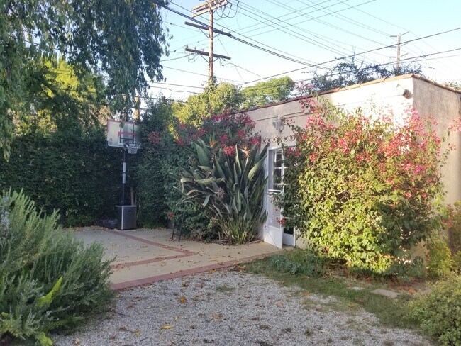 Building Photo - 2102 Veteran Ave
