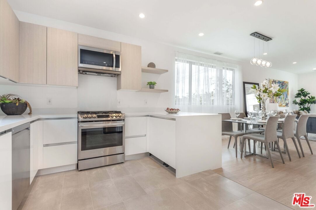 Foto principal - 417 1/2 N Curson Ave