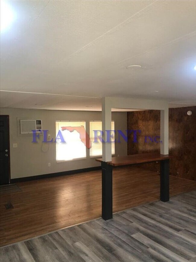 Foto del edificio - Newly renovated 4/2 Mobile home on large l...
