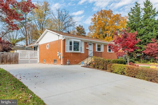 Drivewayn.º 2 - 14024 Roanoke St