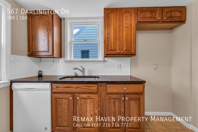 Building Photo - 567 Darlington Dr, Bedford - Spacious 3 be...