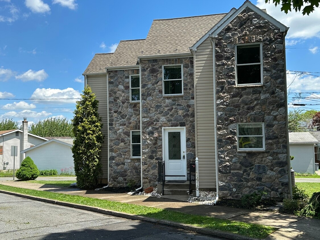 Primary Photo - 1416 Oakland St